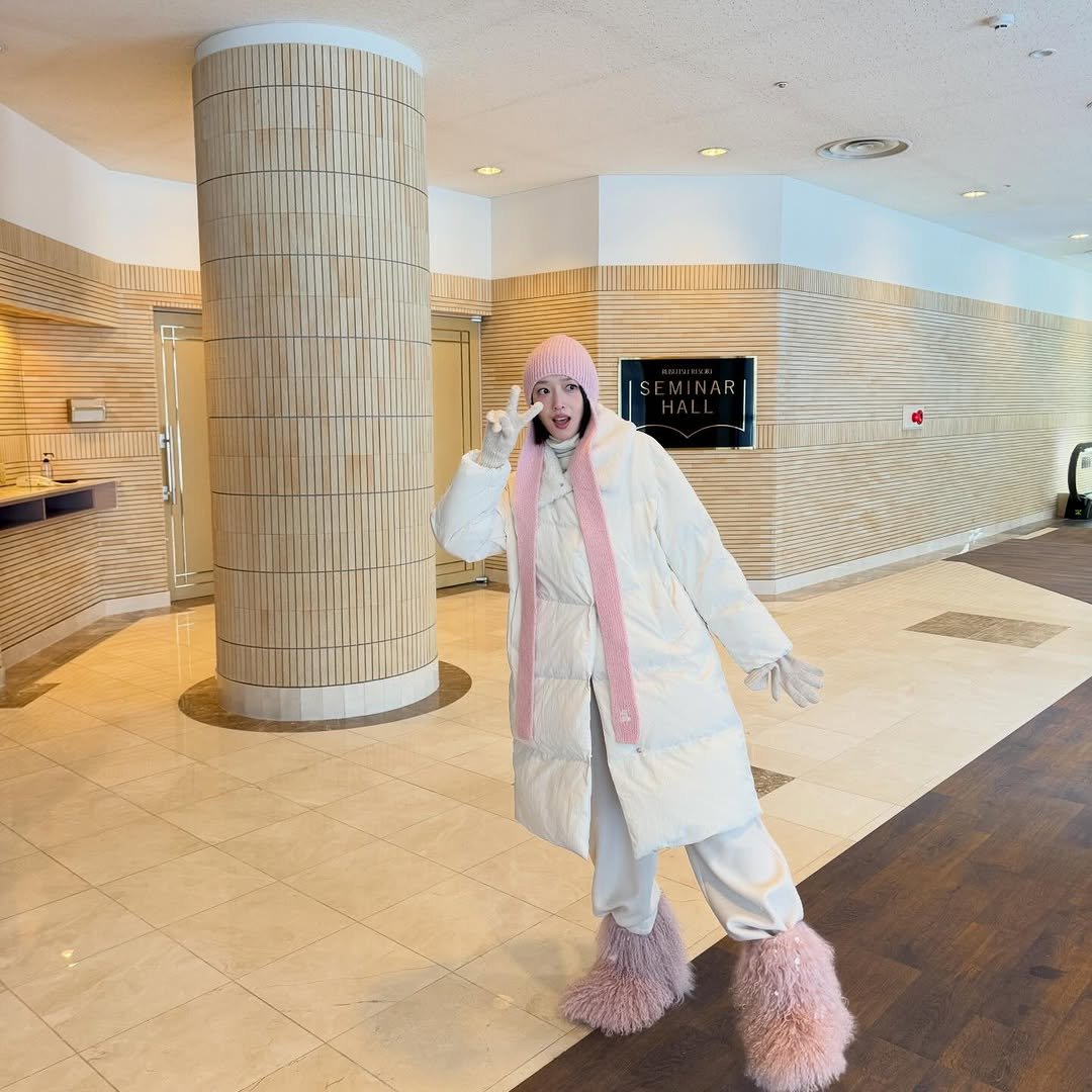 Photo shared by 표예진 on December 08, 2025 tagging @sisleyfashion_kr. May be an image of sable coat, overcoat, duffle coat, face mask, robe, bath robe, parka and text.