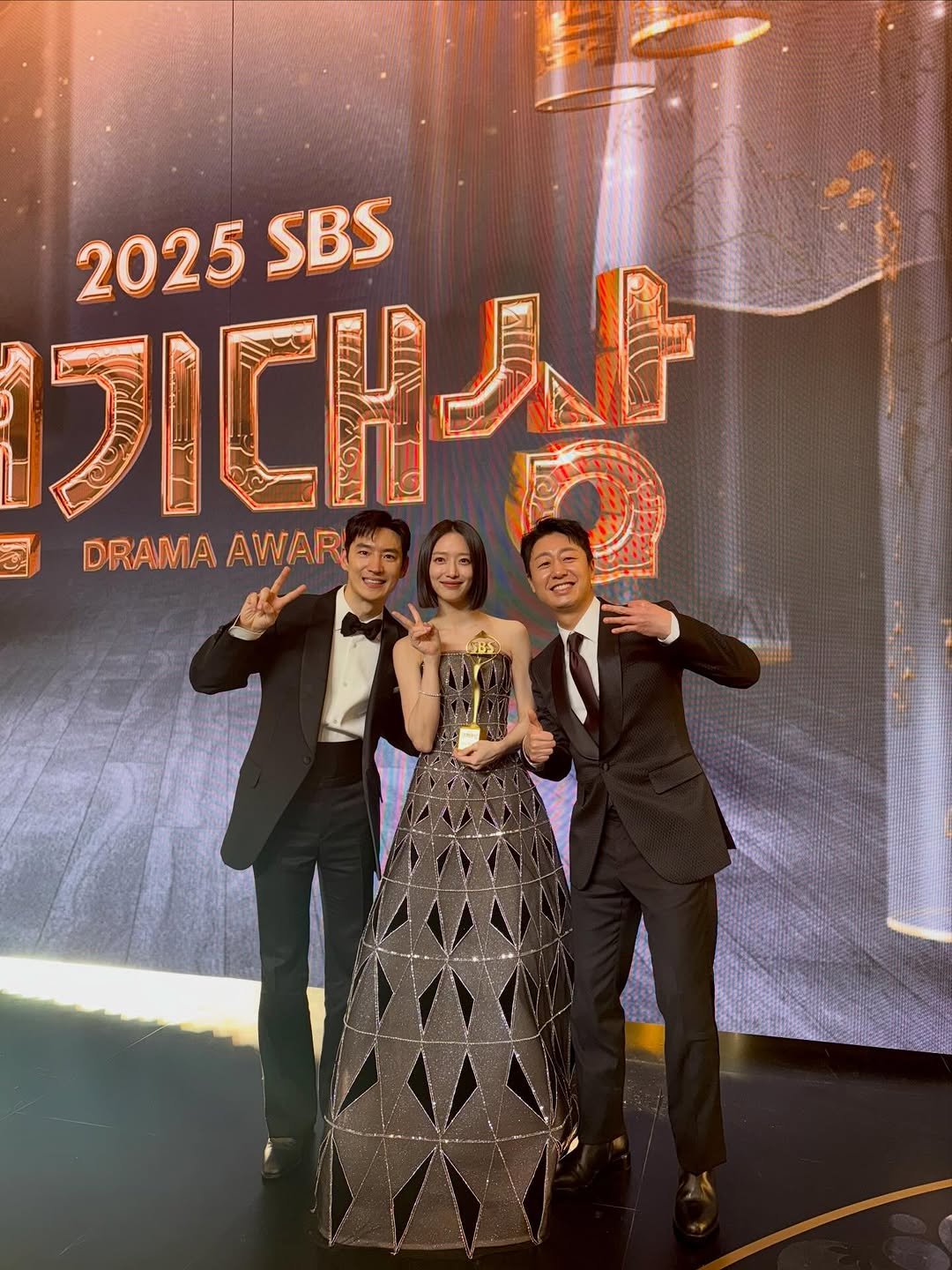 Photo shared by 표예진 on January 01, 2026 tagging @gaeddac, and @leejehoon_official. May be an image of dinner jacket and text that says '2025 2025SBS SBS フCH界 DRAMA DRAMAAWARA AWAR'.