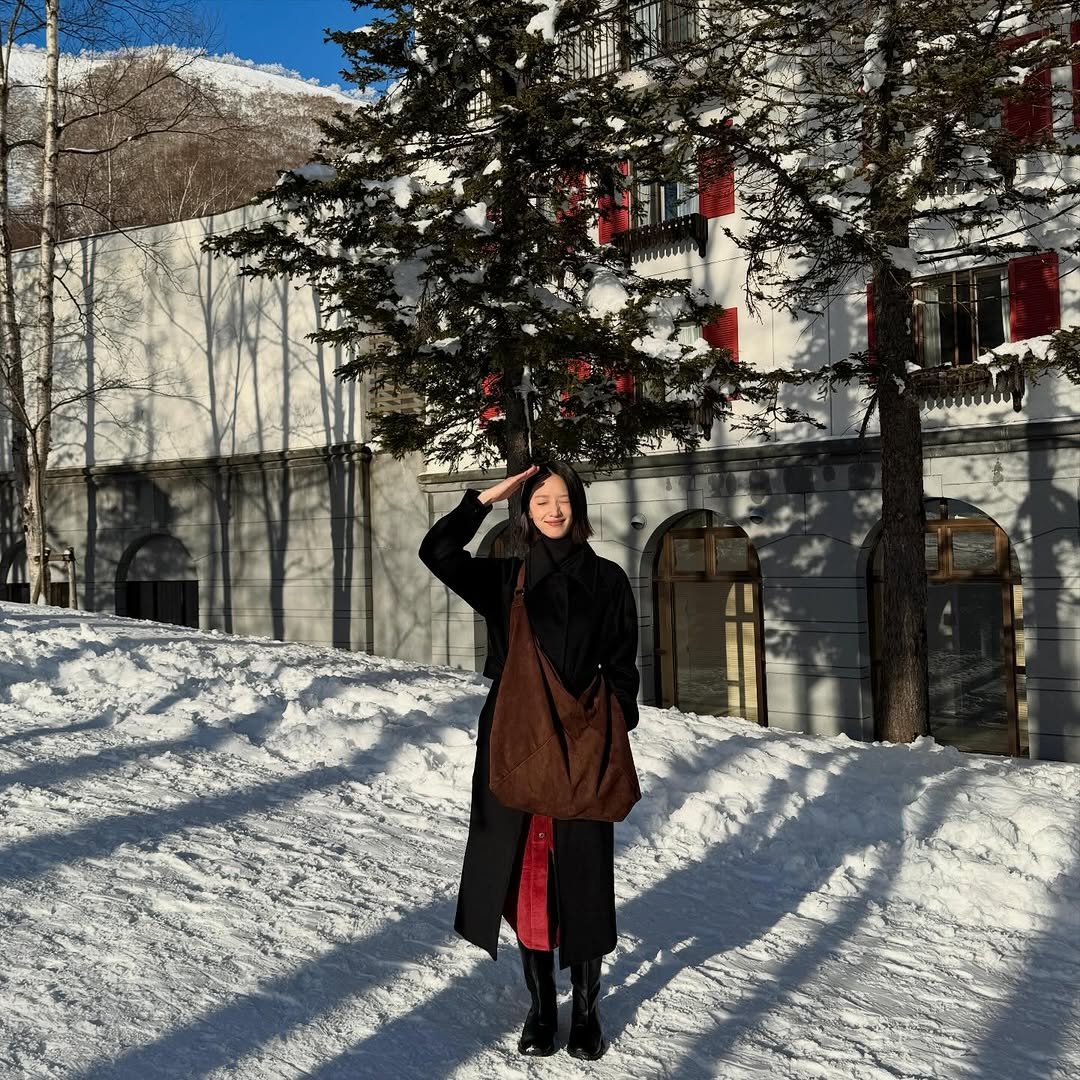 Photo shared by 표예진 on December 11, 2025 tagging @saltandchocolate.official. May be an image of turtleneck, headscarf, ski slope, Bran Castle, snow and text.