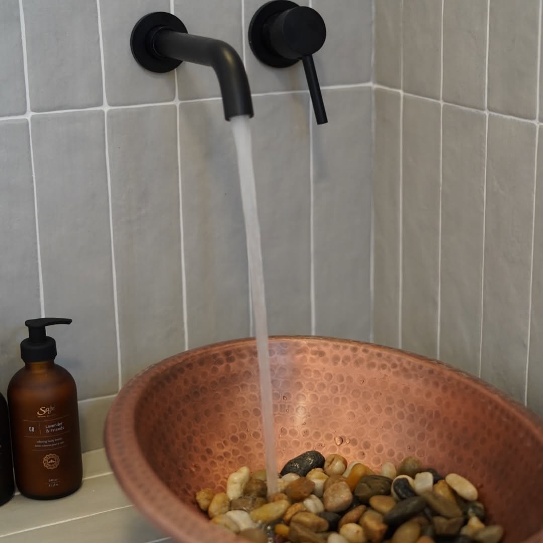 Photo by 요기니_영경 on June 17, 2025. May be an image of sink, wash basin, faucet, copper, shower and text.