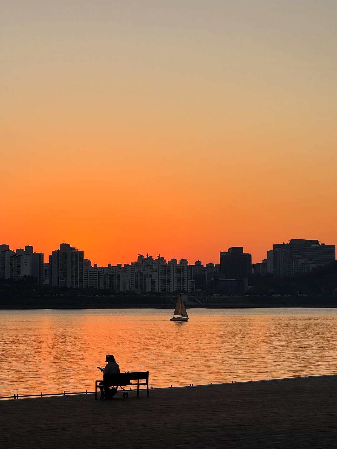 Photo by 김민철 on November 03, 2025. May be an image of one or more people, boat, lake, twilight, water and text.