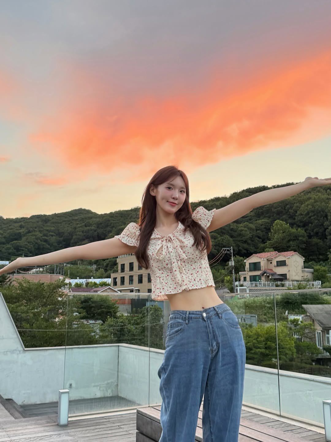 yo_ryeong 게시물 이미지: 팔이 많이 길지 않은데 왜 화면에 다 안들어오지...? 

네..크롭티는 아닌데...