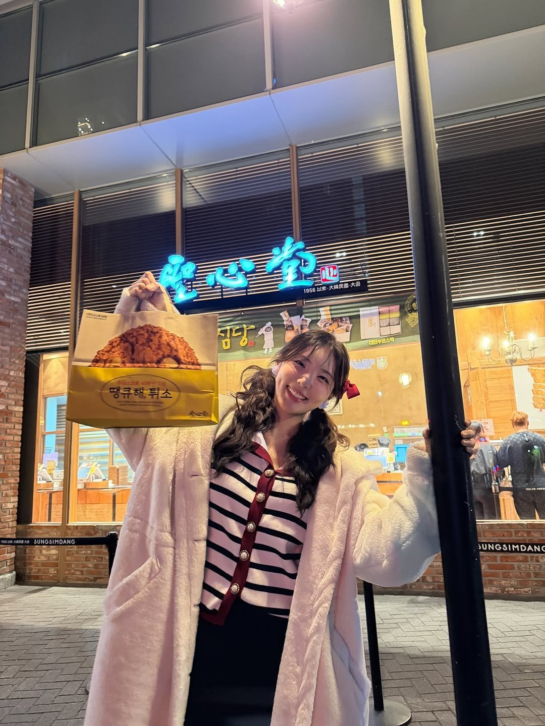 Photo shared by 채효령 on November 07, 2025 tagging @kimstar_w. May be an image of duffle coat, ice cream, overcoat, bath robe, parka and text.