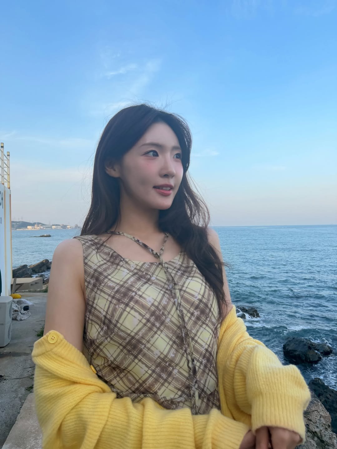 yo_ryeong 게시물 이미지: 내가 좋아하는 맑은 하늘과 푸른 바다 그리고 내 부유방까지 모든게 완벽했던 날...