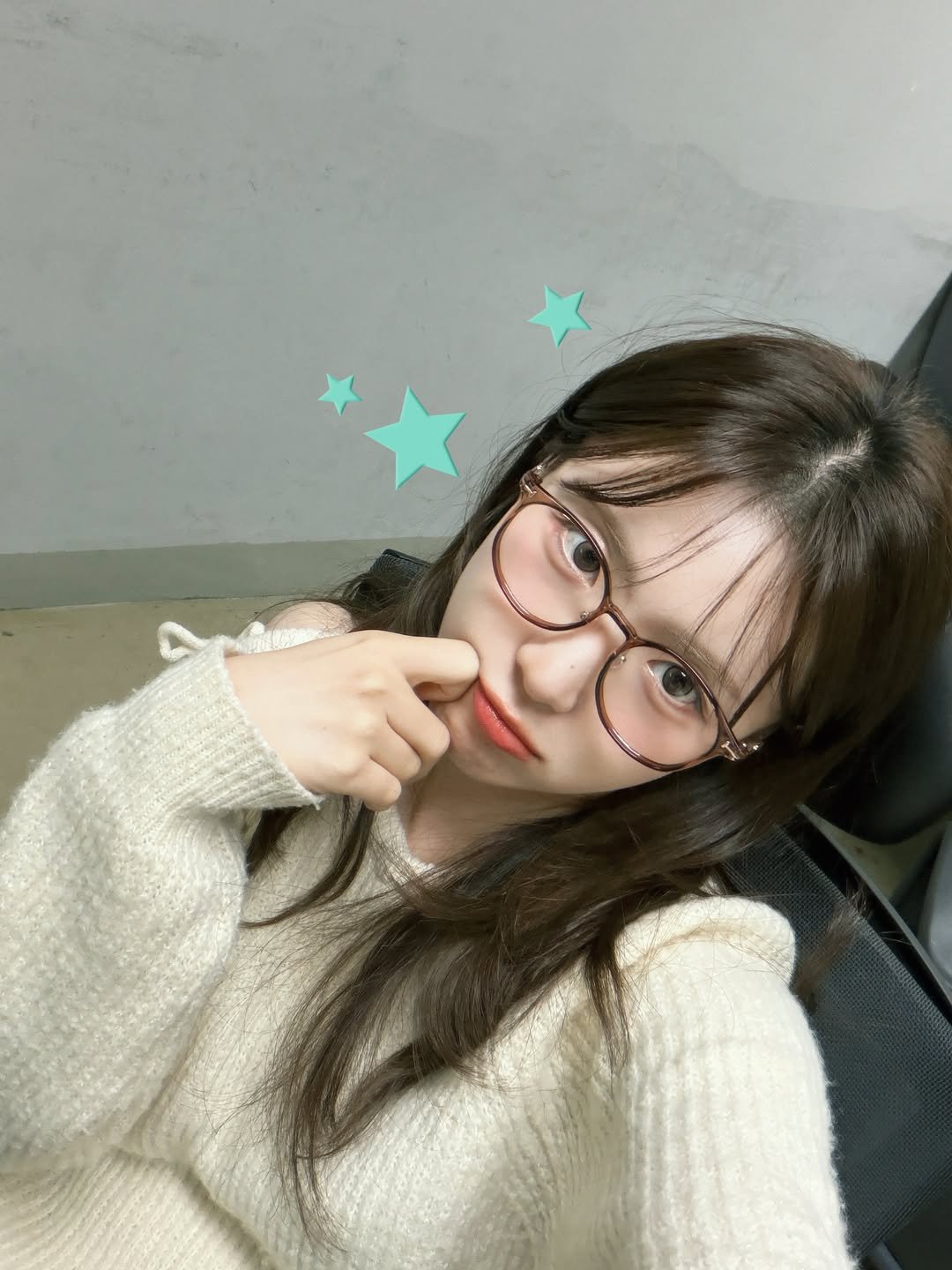yo_ryeong 게시물 이미지: 요즘 셀카에 스티커 붙이는게 유행이라죠? ㅎㅎ

아 참고로 가운데 손꾸락...