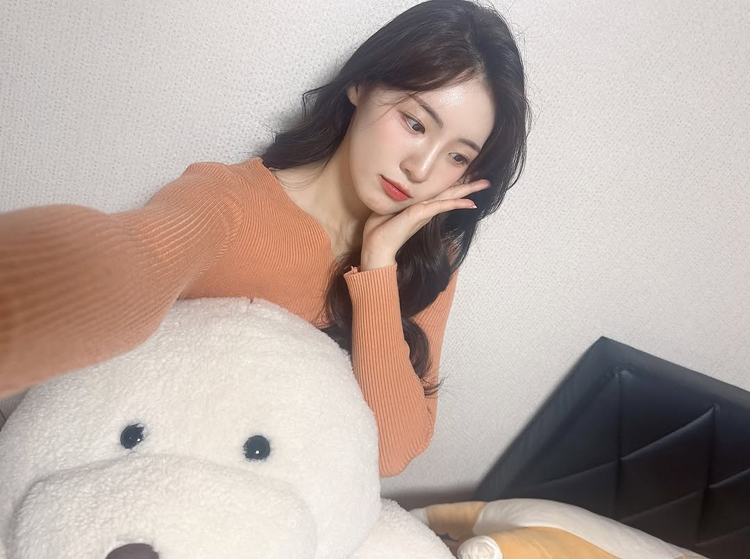 Photo shared by 채효령 on April 29, 2025 tagging @bitnaneun_salon, and @_haejunissam_. May be an image of 1 person, hair, bear and text.