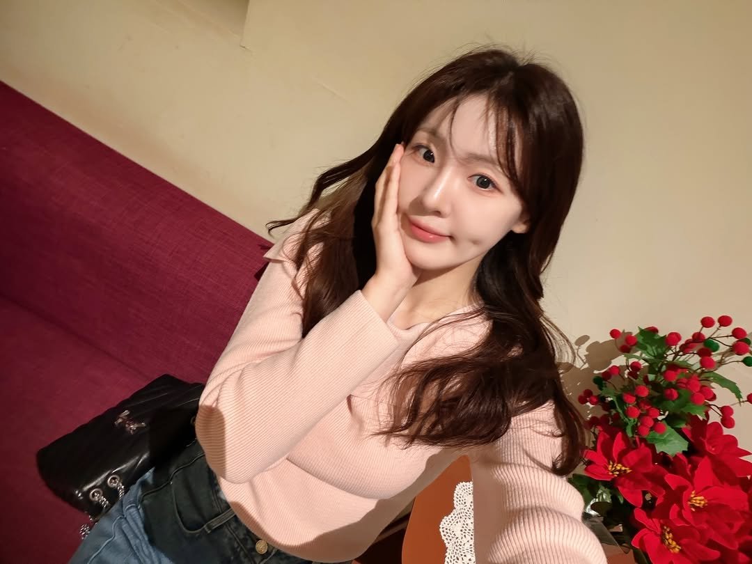 Photo by 채효령 on February 14, 2026. May be an image of one or more people, hair, turtleneck, top, baby's-breath and text.