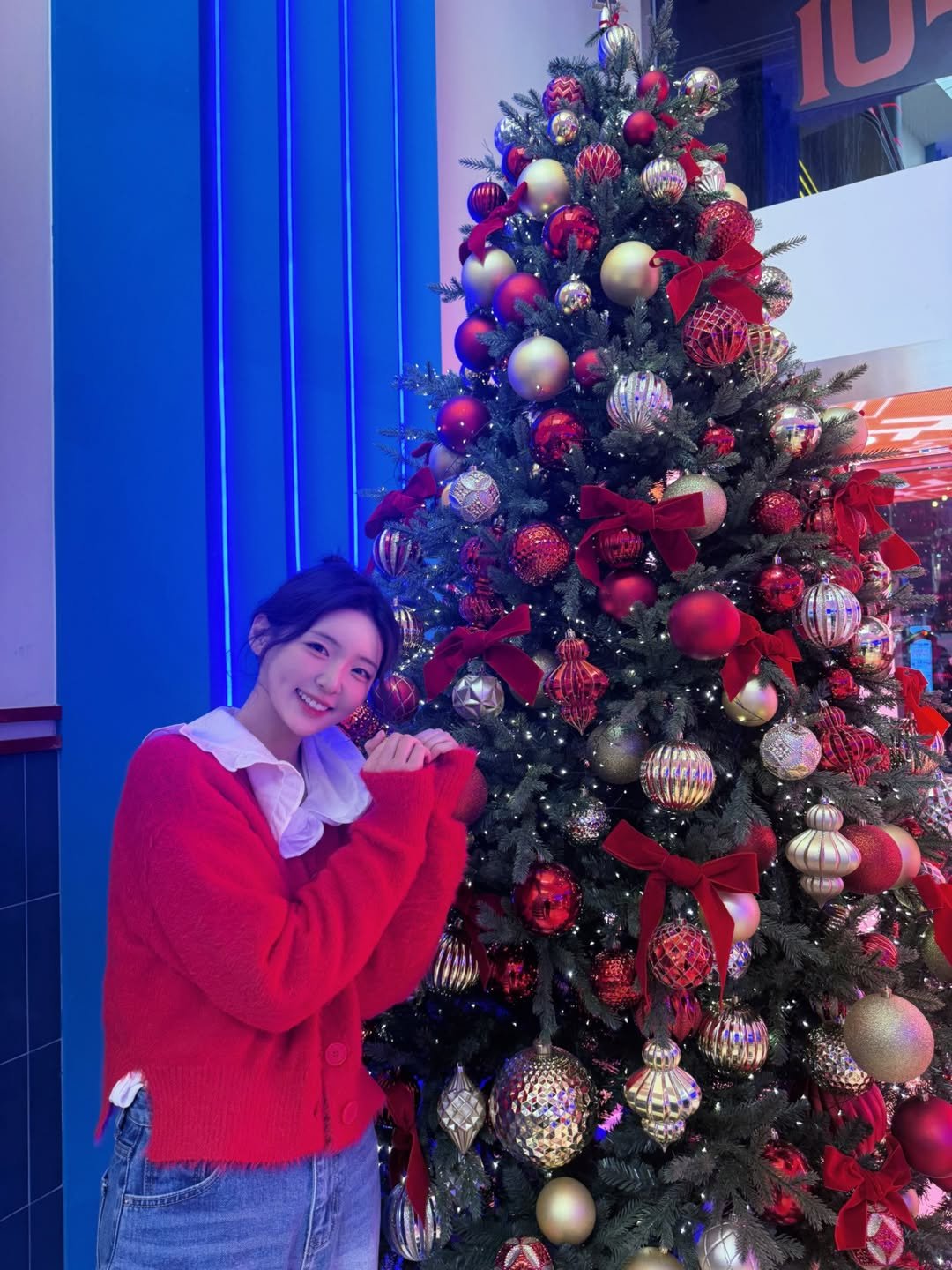 Photo by 채효령 on December 06, 2025. May be an image of one or more people, hair, christmas tree, tinsel, sweater and text.