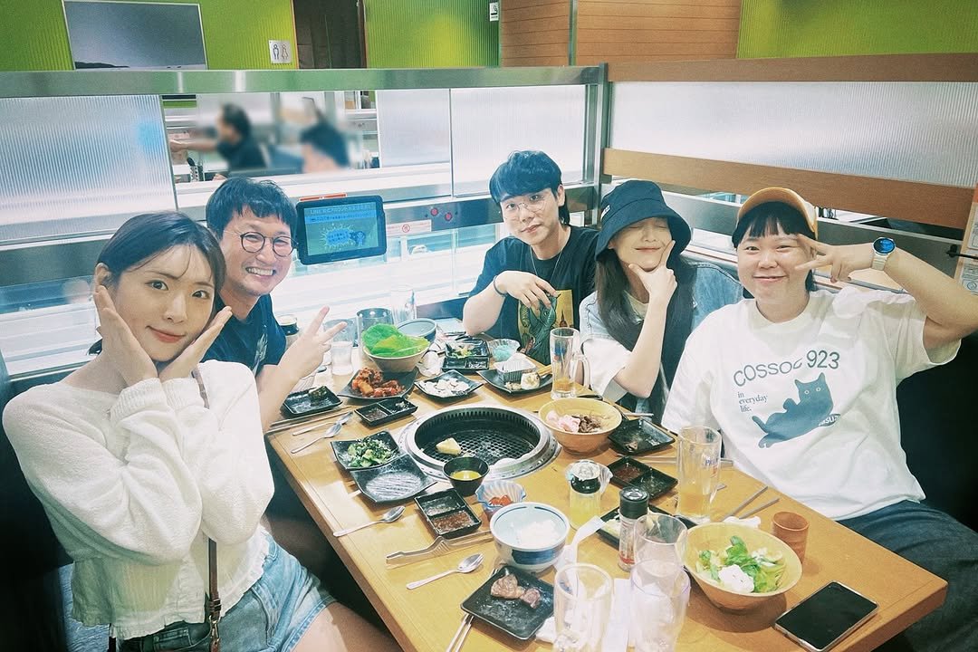 Photo shared by 채효령 on September 07, 2025 tagging @0_vly___, @sukyeong2ya, @gagman.feel, and @jo_hyun_min. May be an image of 5 people, bangs and text.