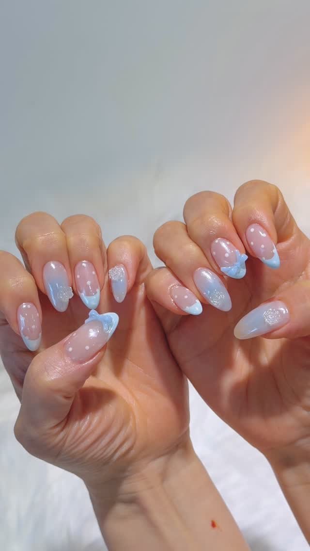 yoah_nail 게시물 이미지: 🩵
은하님 손톱에도 소다블루 6월아트🫶🏻
맑은 파우더광이 더 색감을 예쁘게...