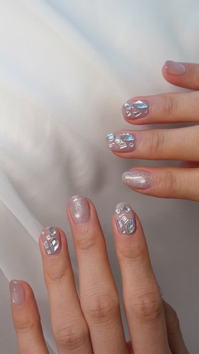yoah_nail 게시물 이미지: 🤍
보석처럼 스톤이 손톱에 콕콕 박힌
화이트실버 네일𖥻 ִ ۫ ּ...
