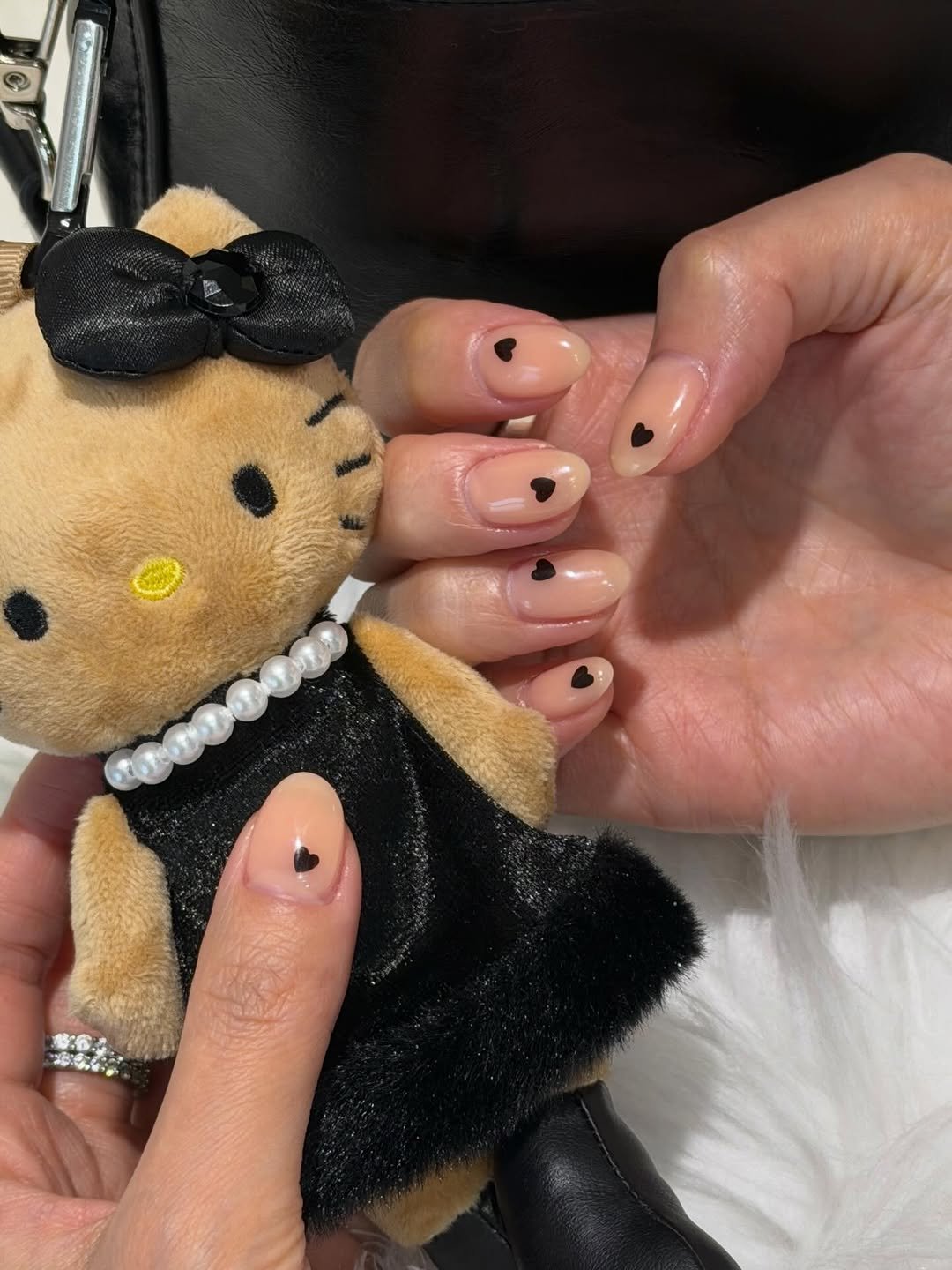 Photo by 청량리 요아네일 on April 21, 2026. May be an image of one or more people, fingernails and text.