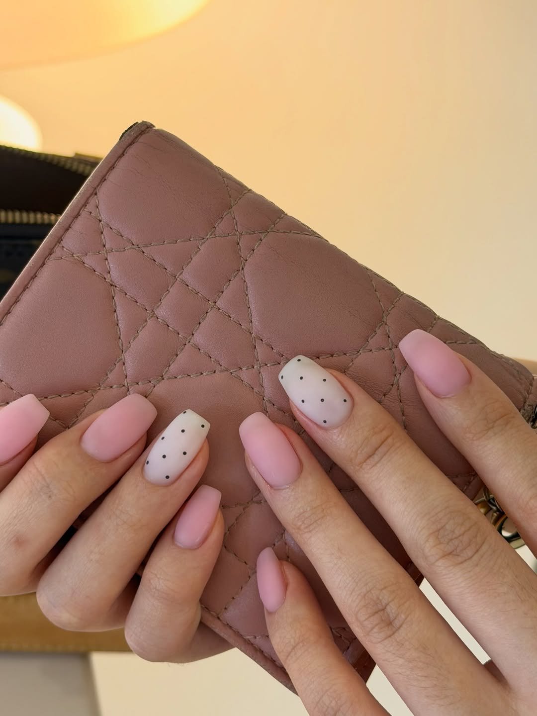 yoah_nail 게시물 이미지: 💖
무광핑크에 도트💕

.

.

.
#청량리네일#전농동네일#회기네일
#제기동네일#답십리네일