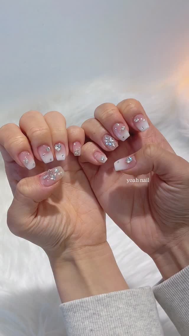 yoah_nail 게시물 이미지: ❄️
세영이의 겨울네일🤍
사르르 화이트그라는 어떤길이에도 예쁘게...