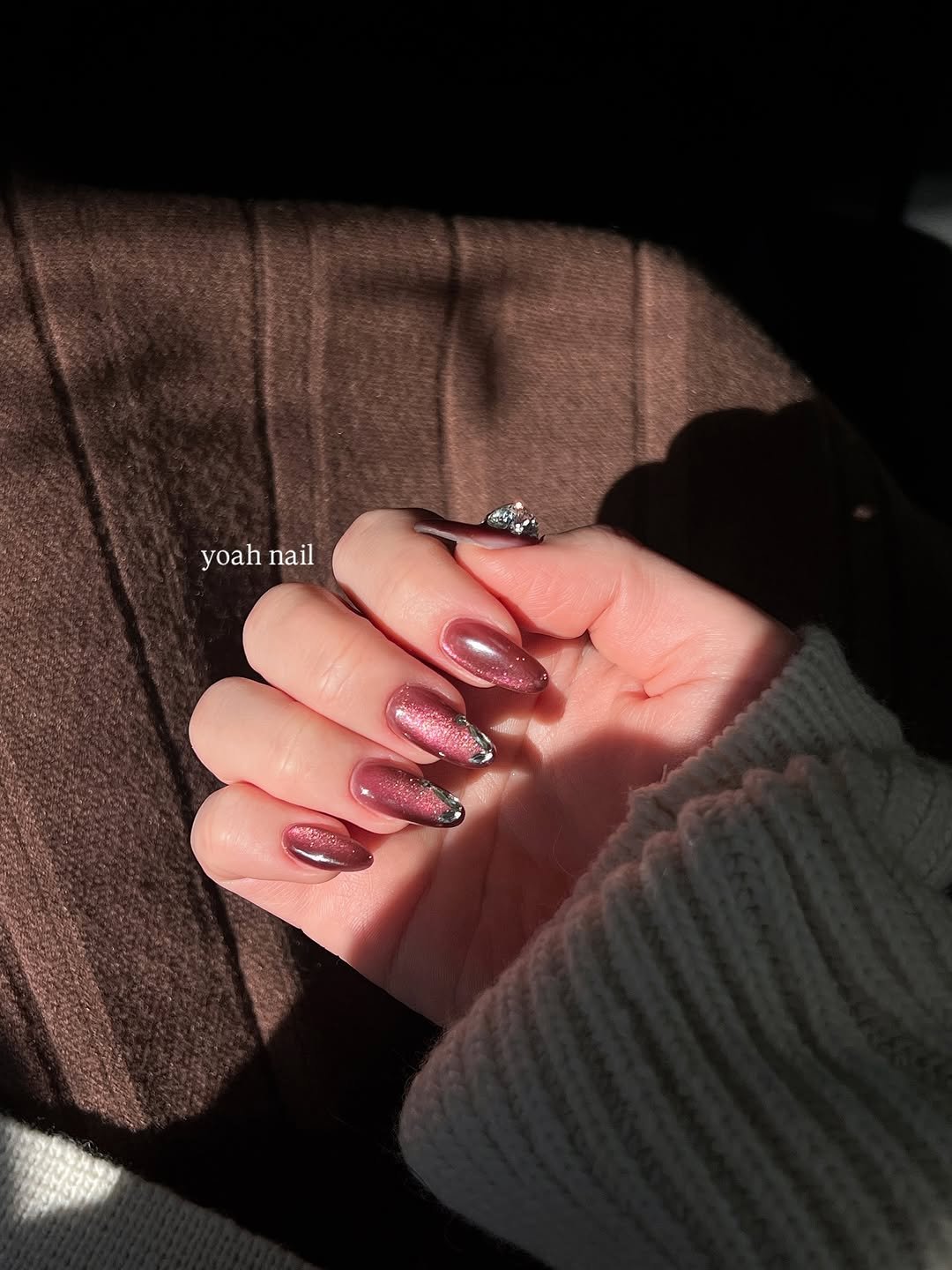 Photo by 청량리 요아네일 on November 07, 2025. May be an image of one or more people, fingernails and text.