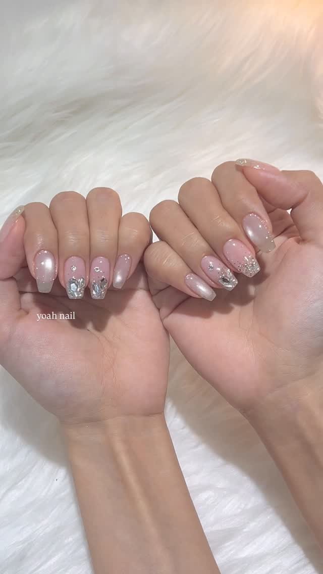 yoah_nail 게시물 이미지: 🤍
구슬같은 자석젤이라 실물은 더 영롱해요✨
전체적으로 화이트실버색감 아트라...