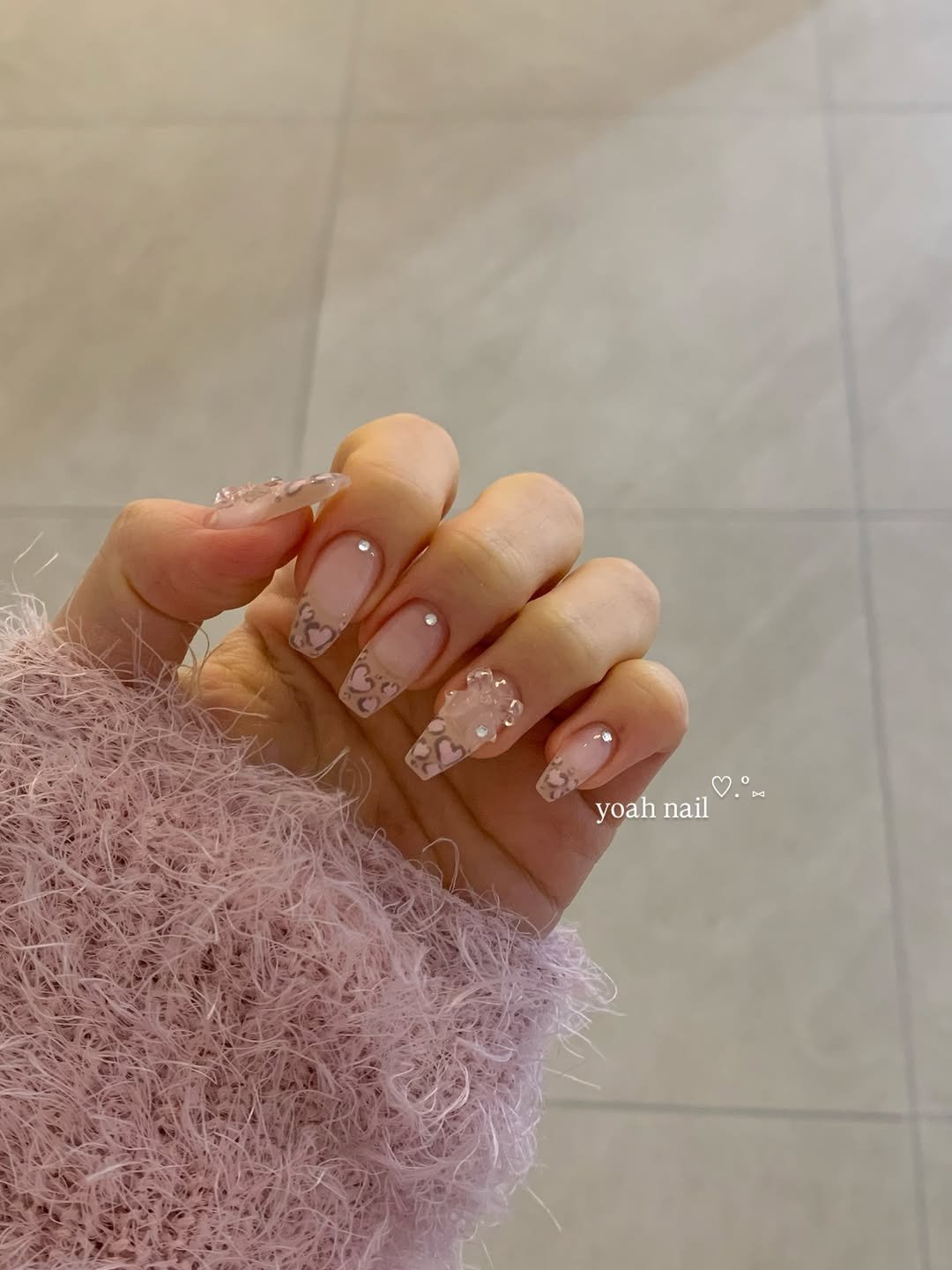 Photo by 청량리 요아네일 on February 01, 2026. May be an image of one or more people, fingernails and text that says 'brd yoah yoahnail nail'.