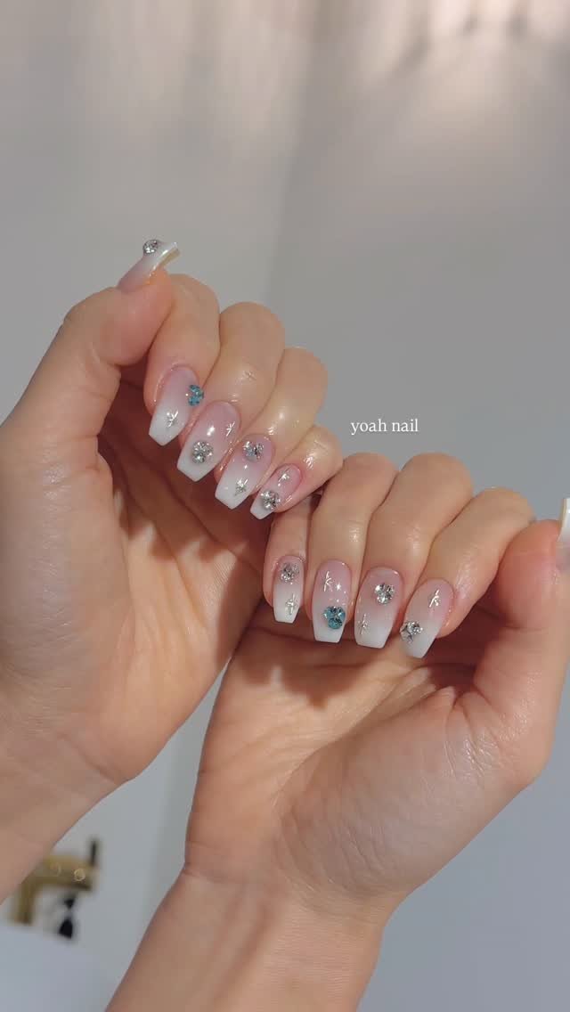 yoah_nail 게시물 이미지: 🎄
수진님의 연말네일은〰️
화이트그라+컬러브이컷 쫑쫑
겨울엔 화이트그라가 더...