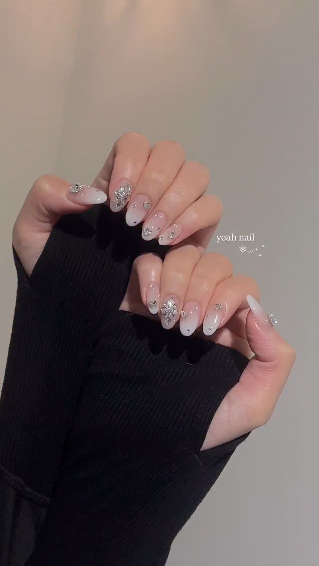 yoah_nail 게시물 이미지: *❅｡
예쁜 사르르 화이트그라에
열손 모두 반짝큐빅 쫑쫑...