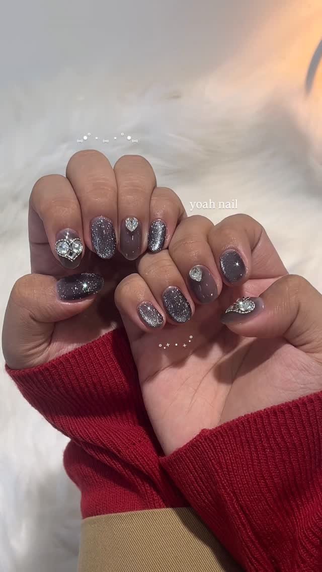 yoah_nail 게시물 이미지: 🖤
이번 수빈님 가을네일은 블랙디자인💃
짧아진 손톱도 얼마든지 블링하게...