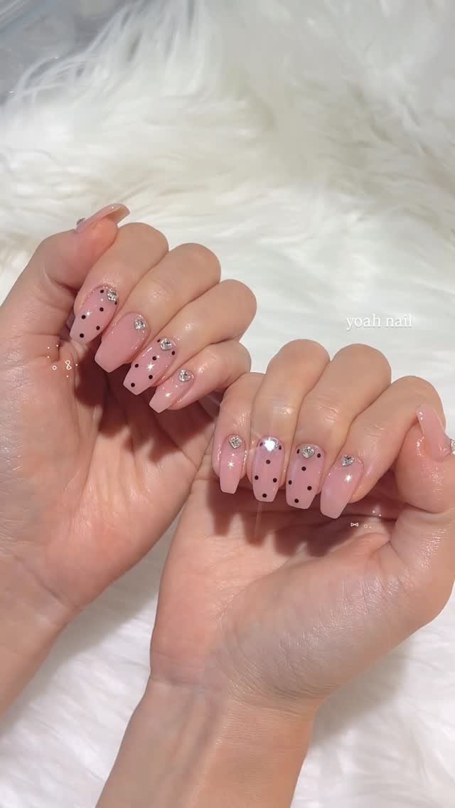 yoah_nail 게시물 이미지: 💖
이번 수진님픽 여리핑크+도트에
쪼꼬미 하트브이컷 총총🪄 늘 재밌는 시간은...