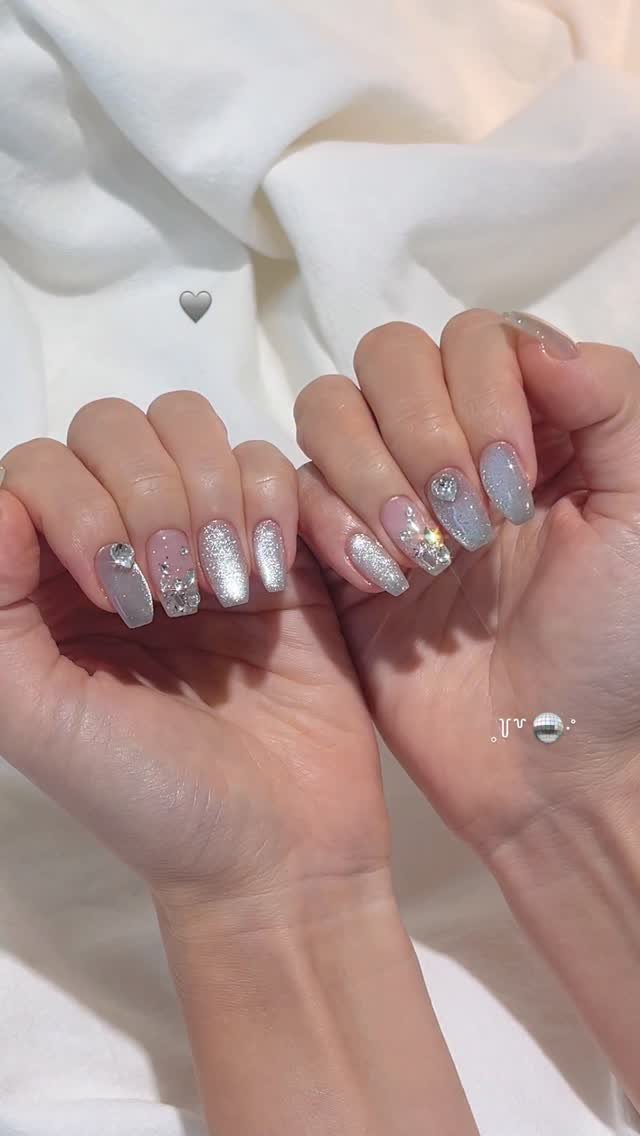 yoah_nail 게시물 이미지: ‧₊˚✩₊˚🎧⊹
지이인짜 실물은 더 반짝이는데...!😶‍🌫️
예쁜수진님 손톱...
