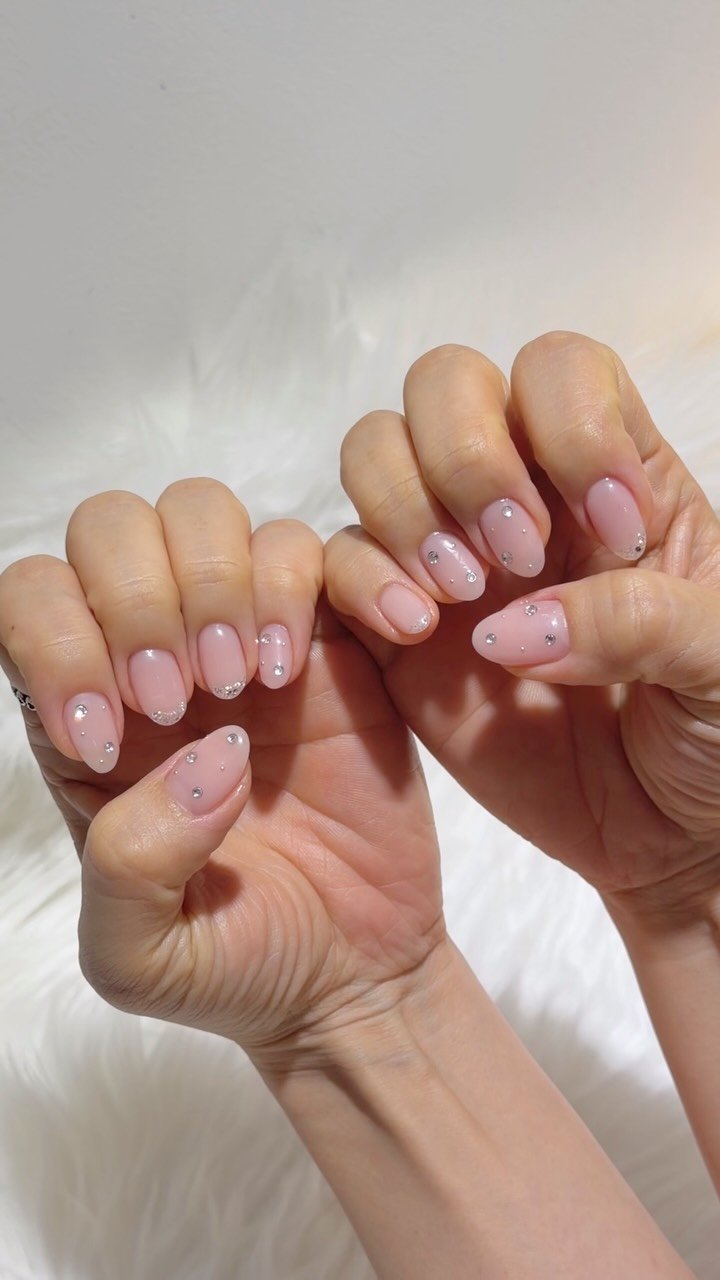 yoah_nail 게시물 이미지: 🤍🤍
정말 오랫동안 왕왕단골 시은님의 웨딩네일💍
쪼꼬미 큐빅들이 조명받으면 더...