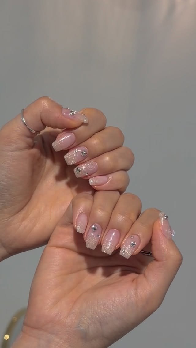 yoah_nail 게시물 이미지: 🤍
여리여리 반사글리터에 큐빅포인트✨

.

.

.
#동대문네일#청량리네일#웨딩네일