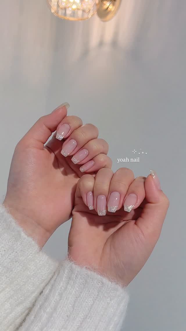 yoah_nail 게시물 이미지: 🤍⊹ . ݁˖ .
실버화이트 글리터로 프렌치✨
글리터가 큐빅못지않게 반짝여서...