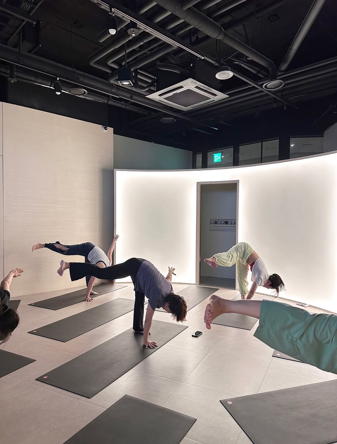 yoga.twohands 게시물 이미지: #광교요가
싱그러운 7월 요가 시이작 -! 🏃🏃‍♀️🫐🍓
.
.
.
▪️평일...