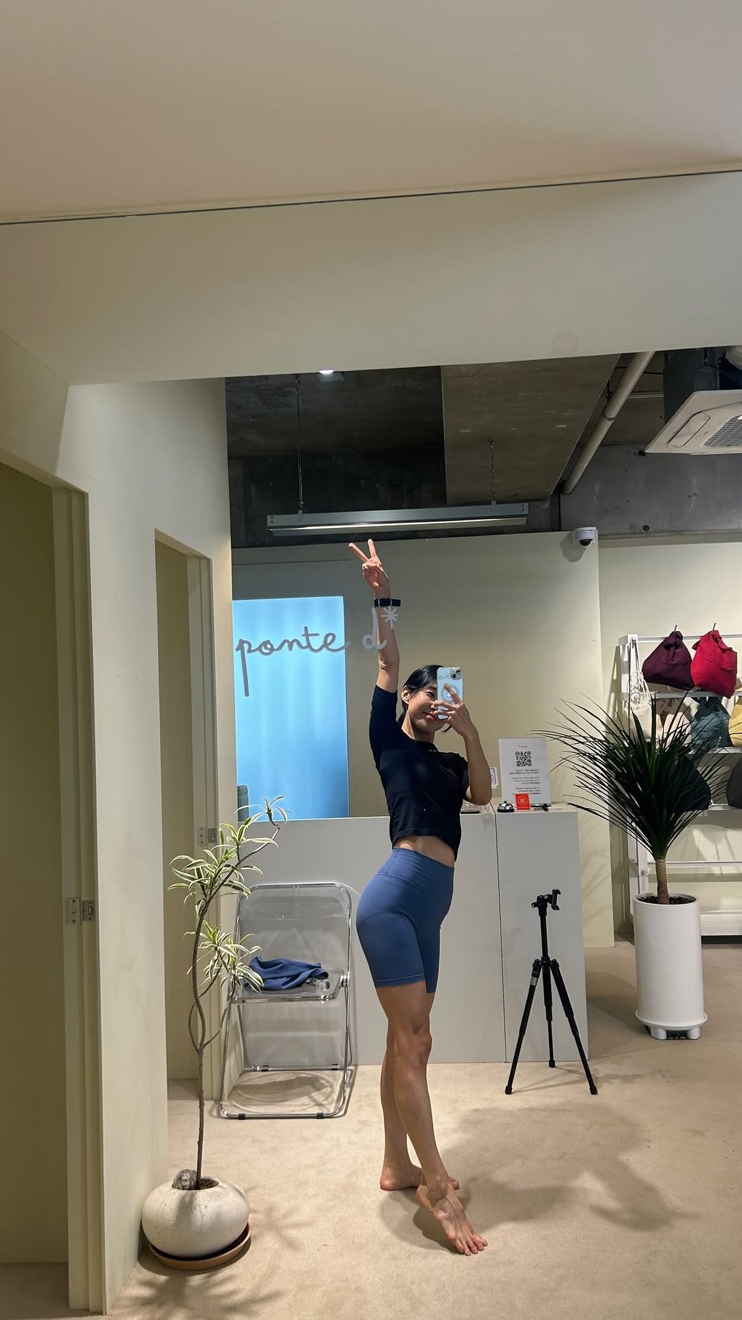 yoga_sooin 게시물 이미지: 알바생 , 요가당하는 애 
박주현이 @coolpowermom 

셋째 못 낳고...
