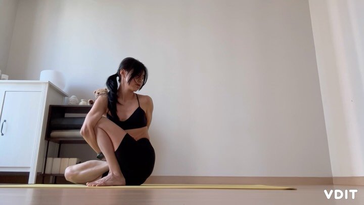 yoga_sooin 게시물 이미지: 금요일 아쉬탕가 수련.
 
언제부턴가 오른쪽 마르챠D는 
비트는데 인생건 놈 마냥...