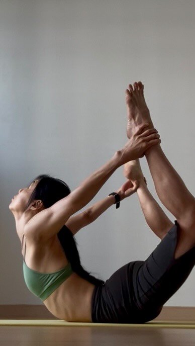 yoga_sooin 게시물 이미지: 오늘은 수련 쉴까 싶다가도
하루 중 단 1시간 수련한 거라 생각하면
매트를 또...