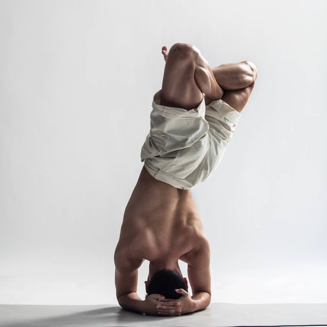 Photo shared by 요가지몽 on October 28, 2025 tagging @nikeseoul, and @zingong_yong. May be an image of yoga.