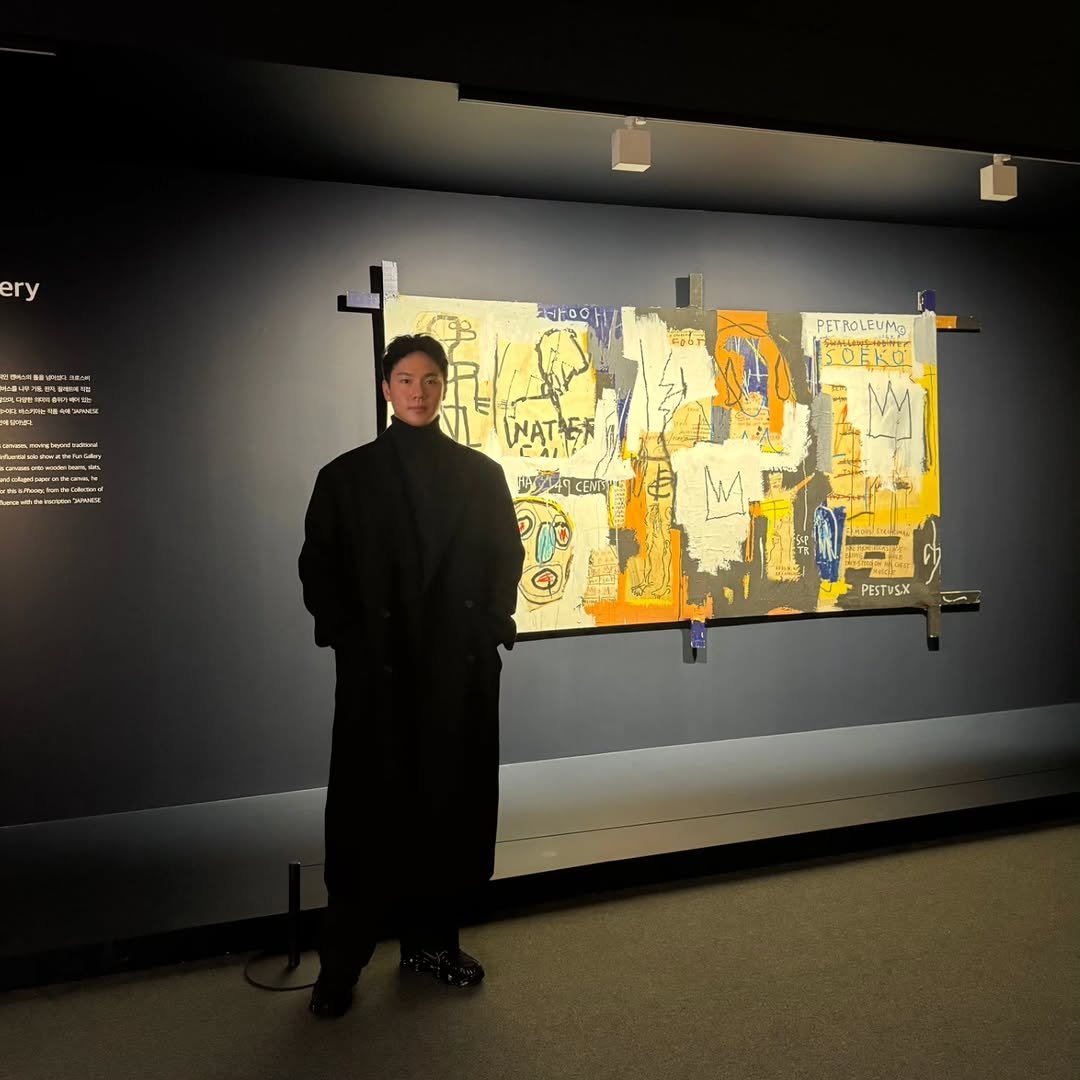 Photo by 요가지몽 on December 28, 2025. May be an image of standing, overcoat, duffle coat and text.