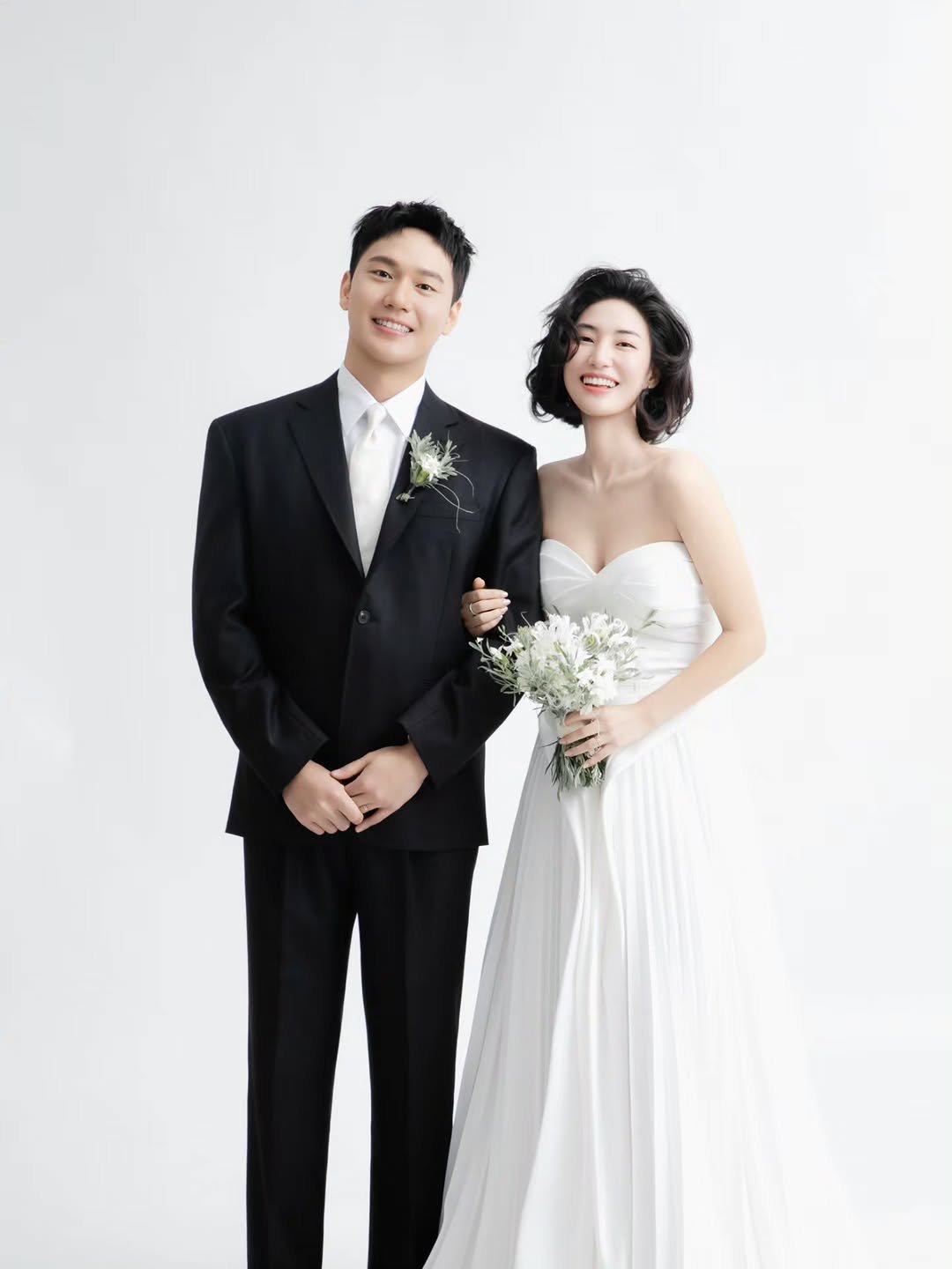 Photo by 요가지몽 on March 29, 2026. May be an image of dinner jacket, prairie gentian, wedding and text.