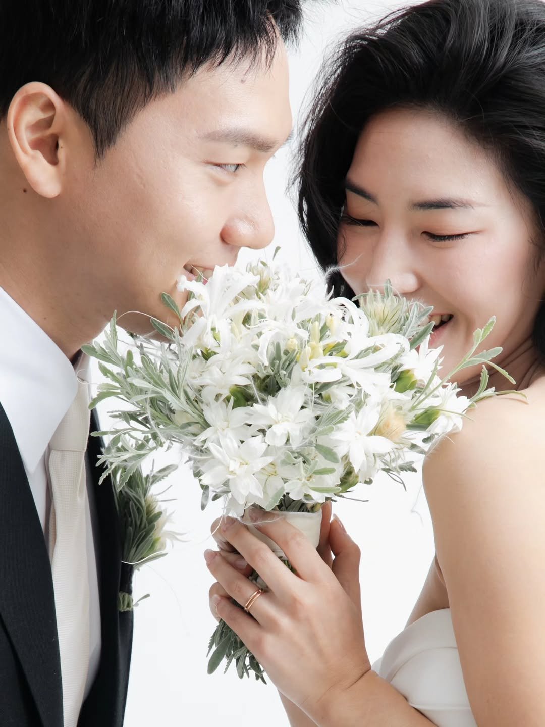 Photo by 요가지몽 on March 16, 2026. May be an image of bouquet, white lily, prairie gentian, baby's-breath, wedding and text.