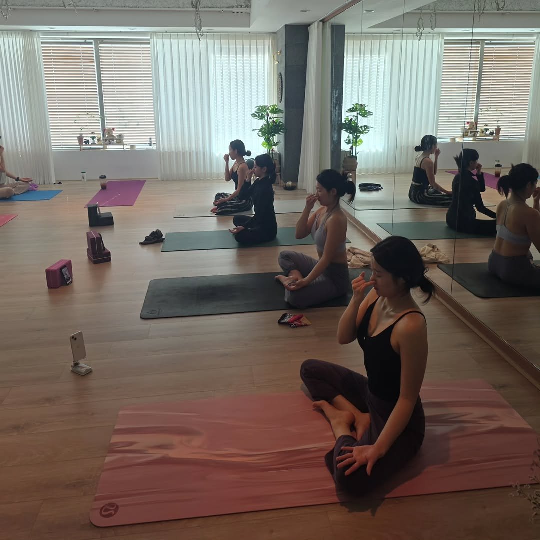 Photo by 요가지몽 on January 06, 2026. May be an image of yoga, mat and text.