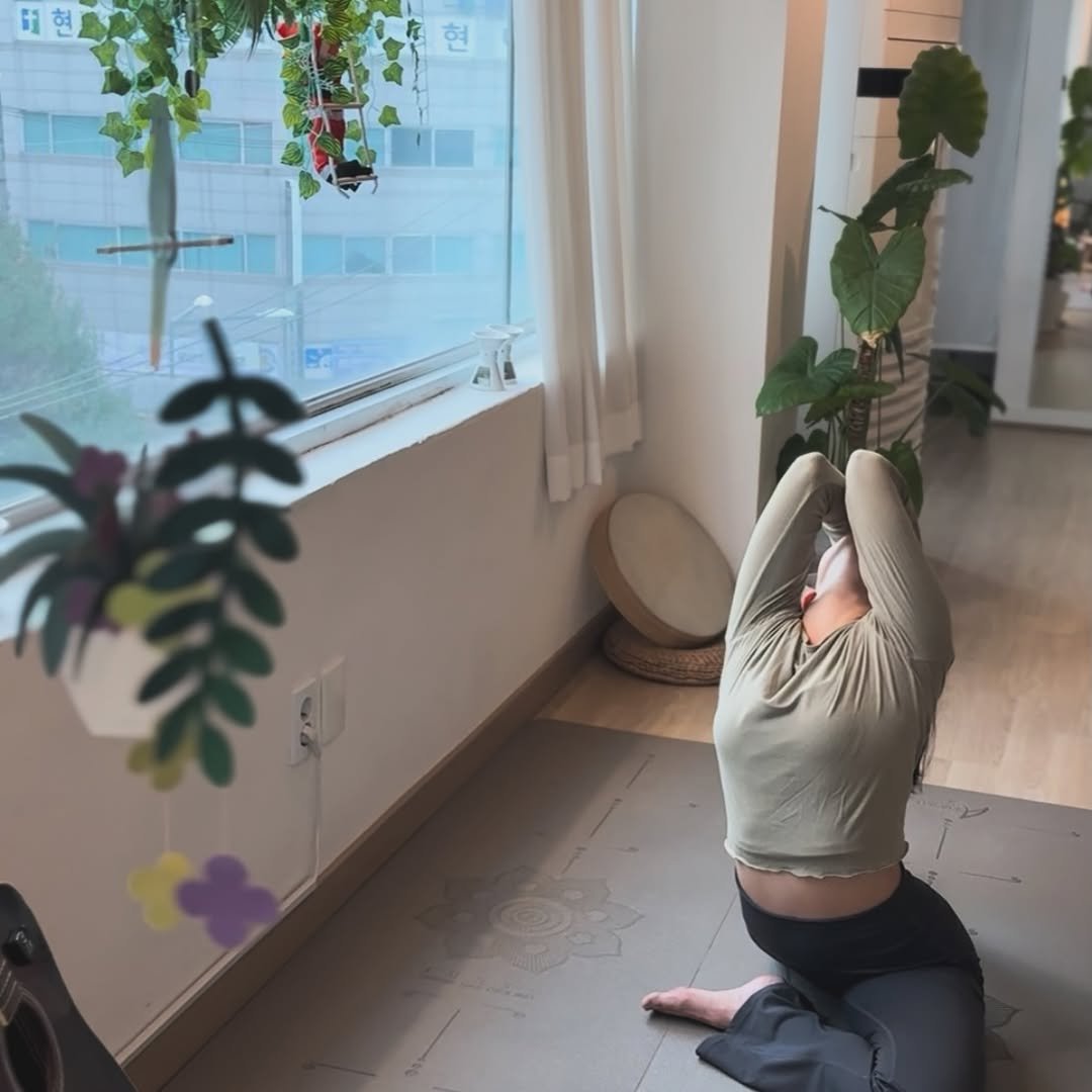 yogaroad_seoul 게시물 이미지: _
요가보다 즐거운 운동은 많이 있지만 요가만큼
내 몸을 섬세하게 보아야 하는 것은...