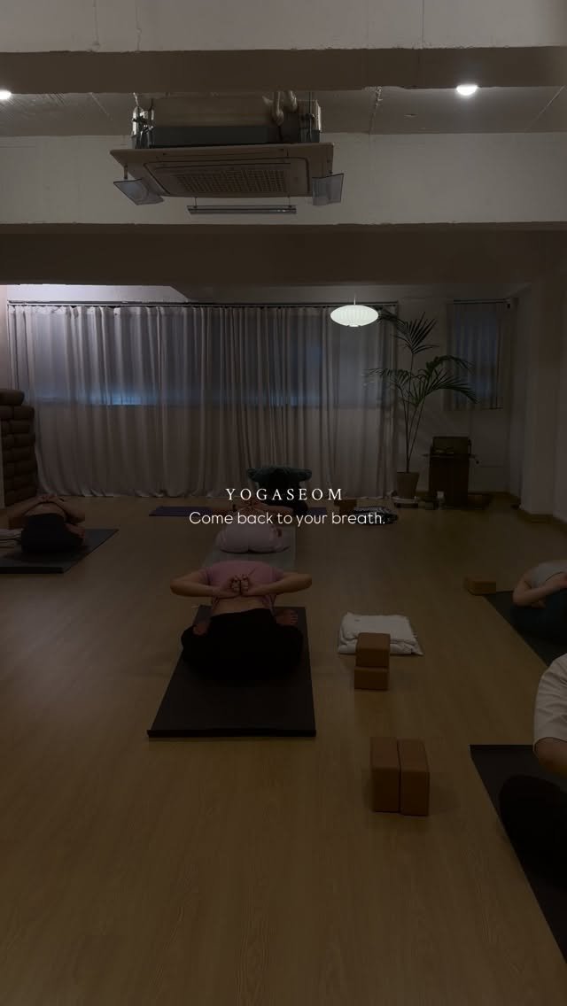 yogaseom 게시물 이미지: 요가는 다시 호흡으로 돌아오는 시간입니다.

Y O G A S E O M 

📌...