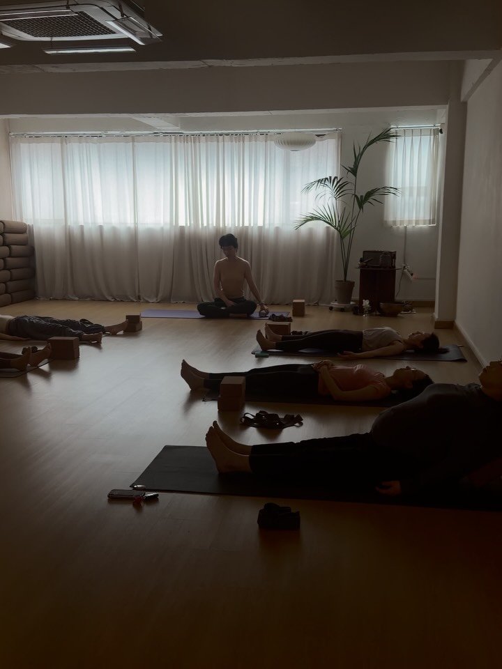 yogaseom 게시물 이미지: 비가 조용히 내려앉은 오늘,
요가섬은 한층 더 깊은 호흡을 머금습니다.

창밖으로...