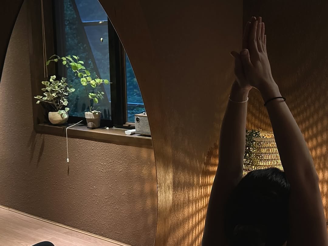 yogastory_official 게시물 이미지: 요가수련을 할때  몸을 함부로 다루지 않는 사람은 대개 삶도 함부로 다루지...