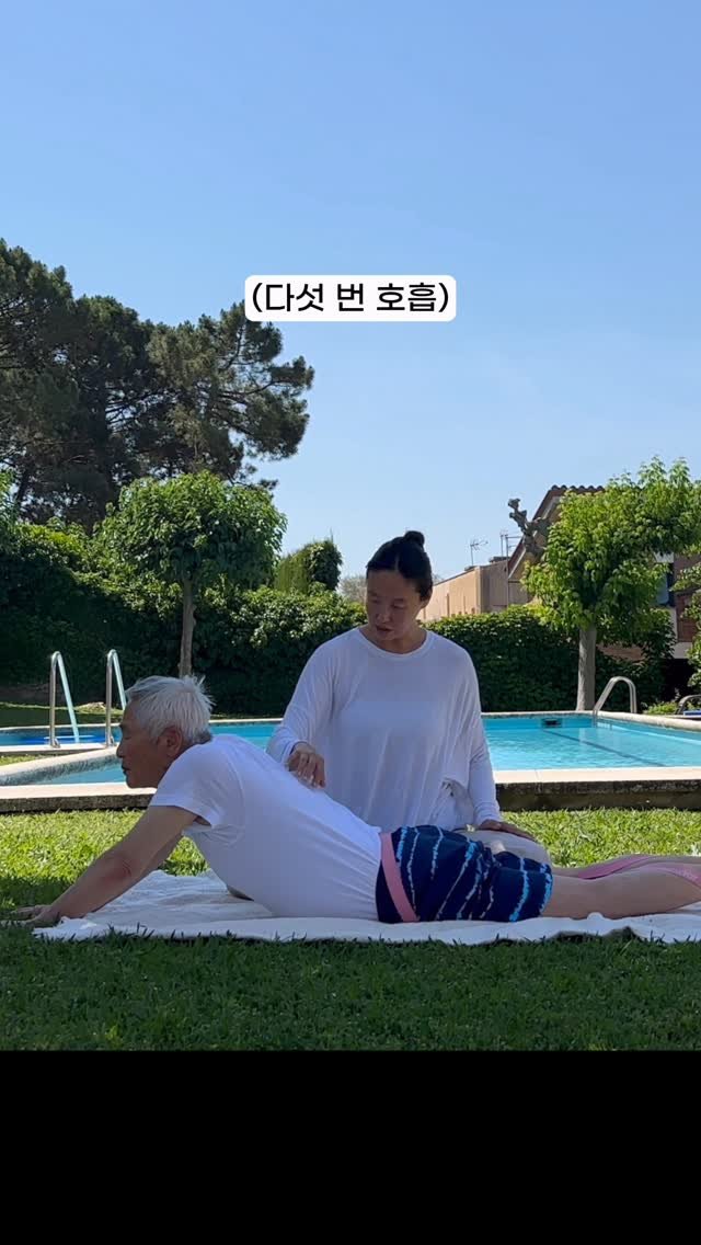 yogawave_insta 게시물 이미지: 시아버님과 함께 한, 허리 통증에 좋은 자세 #부장가사나 입니다

밴드를 착용하고...