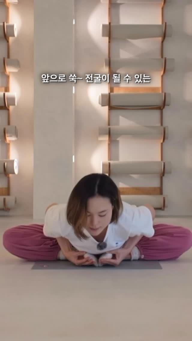 yogawave_insta 게시물 이미지: #바타코나사나 할 때 뒤꿈치(종골)의 외측과 내측을 잘 사용해서
고관절의 열림을...
