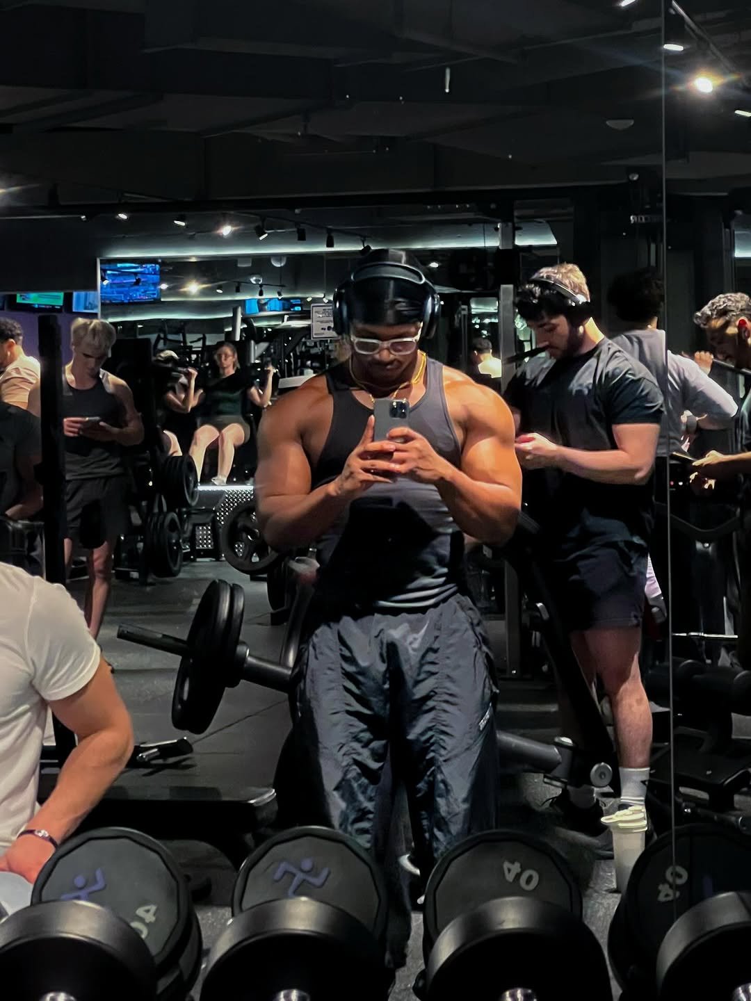 Photo by Jeremy koko | Online Fitness Coach on April 07, 2026. May be an image of one or more people, beard, biceps, people bodybuilding, mirror, dumbbell and text.