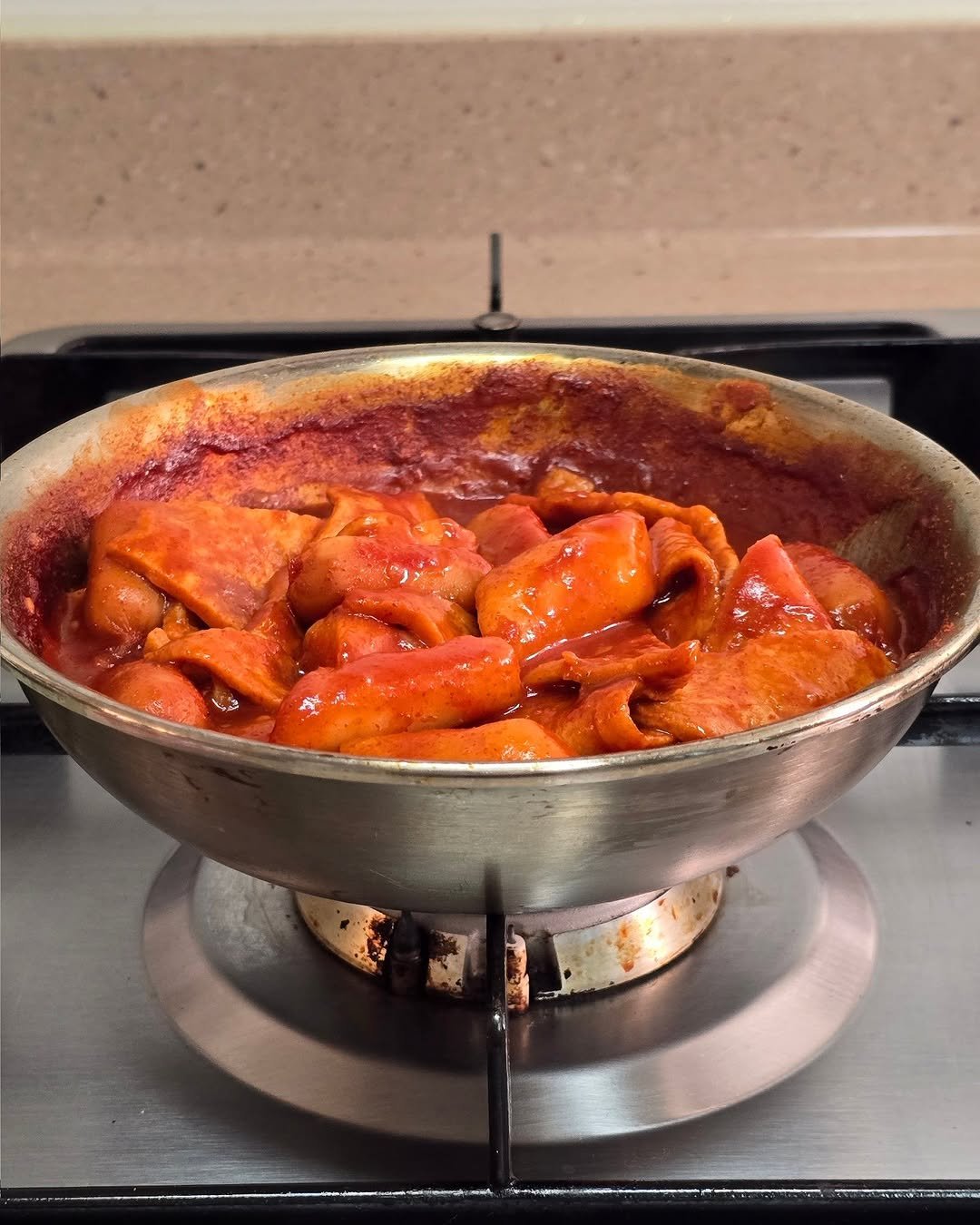 Photo by 삼남매 욜로맘 주윤주 👩🏻🍳 엄마의 10분 레시피 🥘 쉽고 빠른 요리 on June 01, 2025. May be an image of ossobuco, marinara sauce, pot, stew and saucepan.