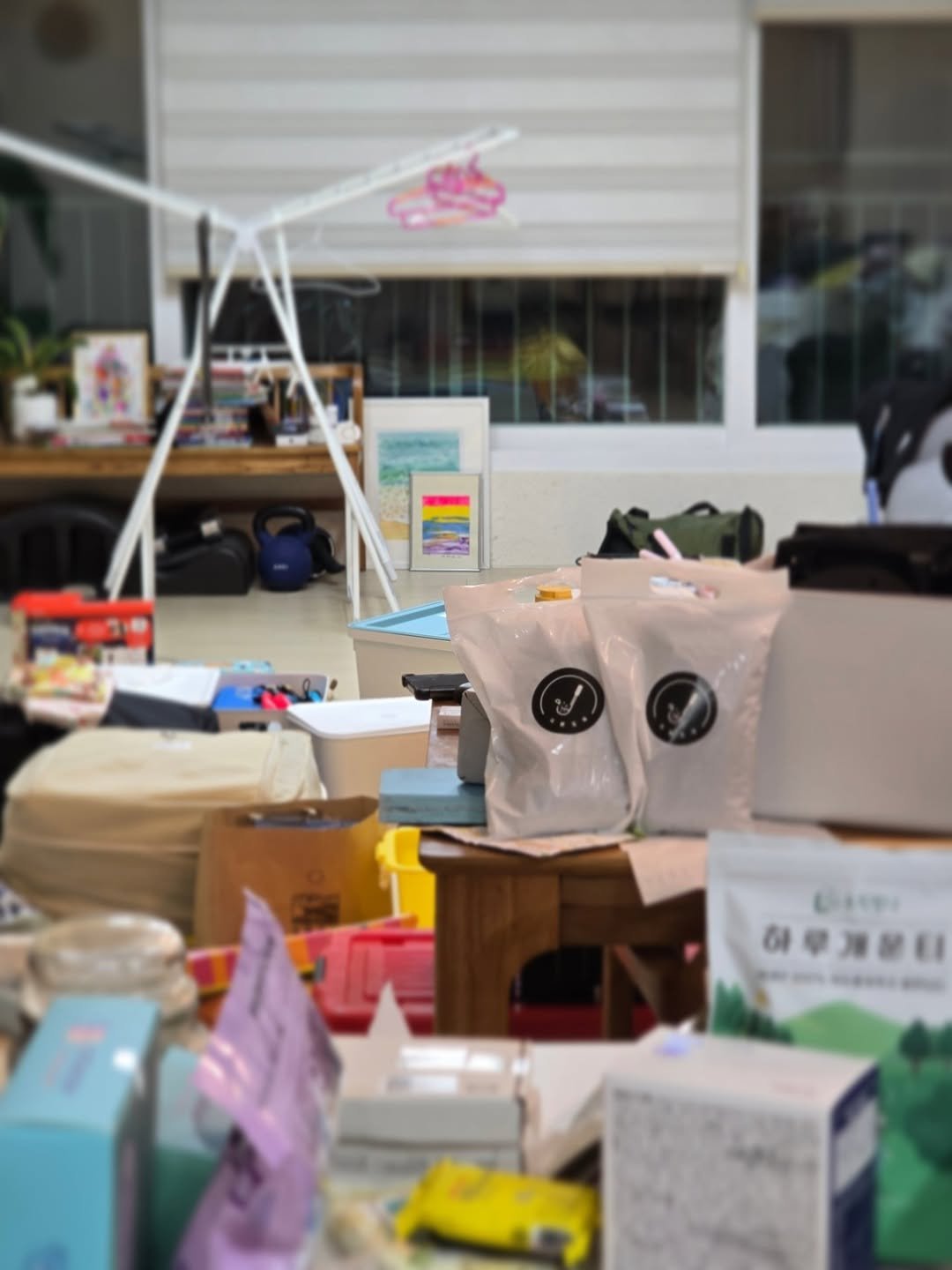 Photo by 삼남매 욜로맘 주윤주 👩🏻‍🍳 엄마의 10분 레시피 🥘 쉽고 빠른 요리 on December 14, 2025. May be an image of clothes iron, stapler and sewing machine.