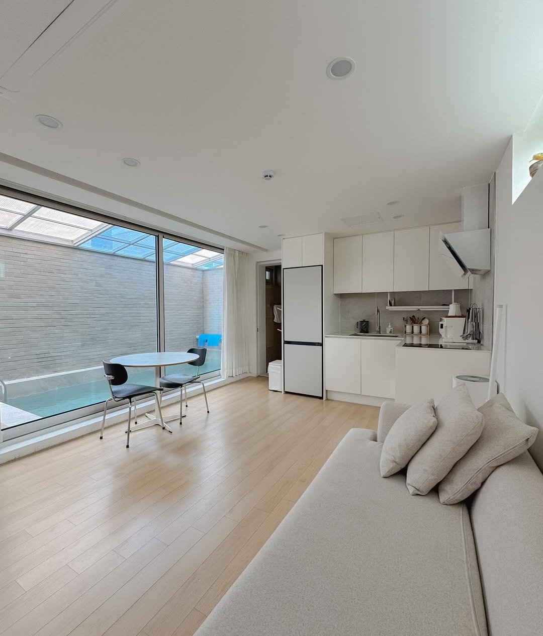 Photo by 요미맘트래블 | CHAE SUN A on November 24, 2025. May be an image of furniture, sliding door, living room, indoors and text.