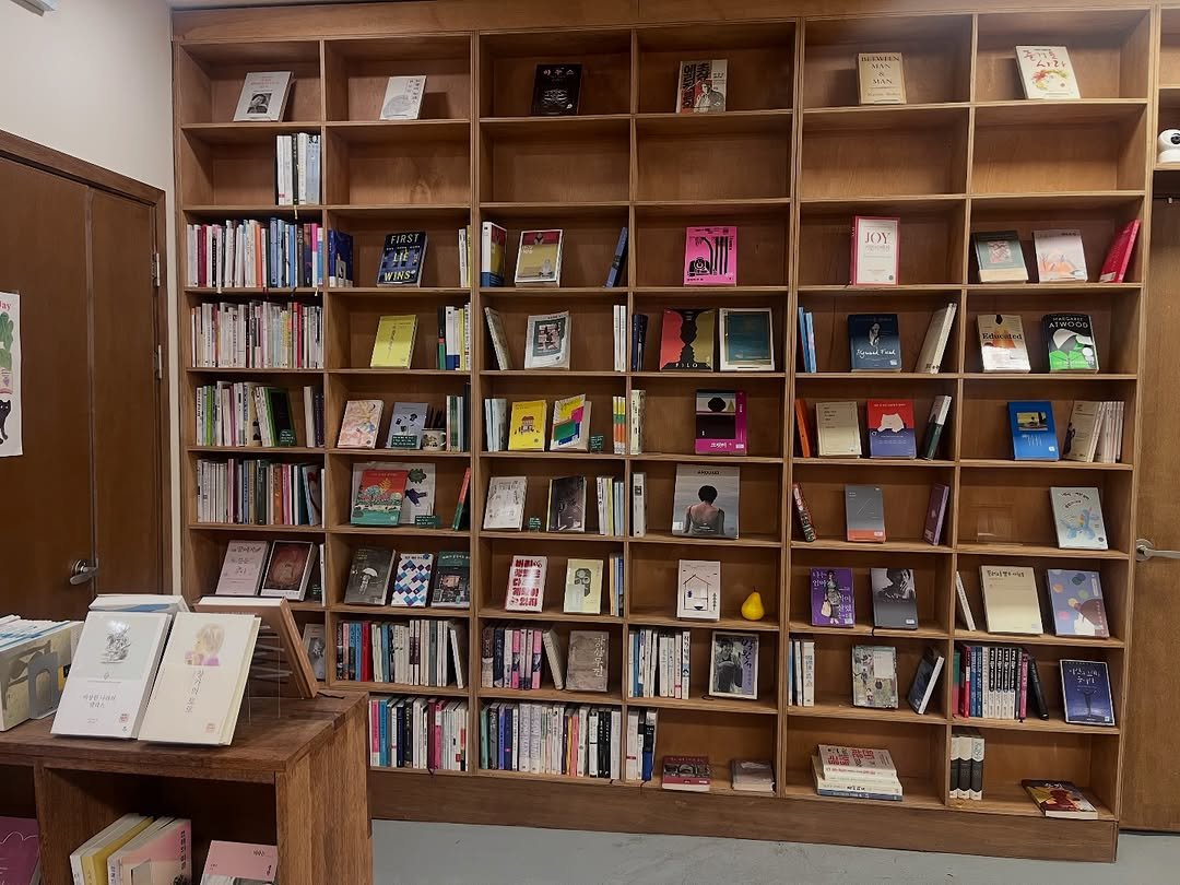 Photo by 용서점 on February 07, 2026. May be an image of book, shelf and text.