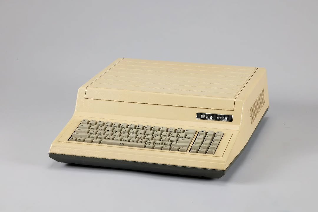 Photo by 용산역사박물관 on August 31, 2025. May be an image of computer keyboard, computer, typewriter and text that says 'MR-1 28 o P'.